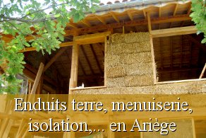 Chantier participatif Ariège près de Pamiers, Ouest Carcassonne - enduits terre sur paille,  menuiserie, toiture isolation copeaux de bois, rénovation roulotte